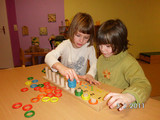 Vieles lernen Kinder auch ganz einfach voneinander.
